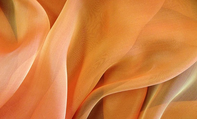 Dòng vải lụa Chiffon có độ nhám cao được sử dụng làm váy hoặc chân váy