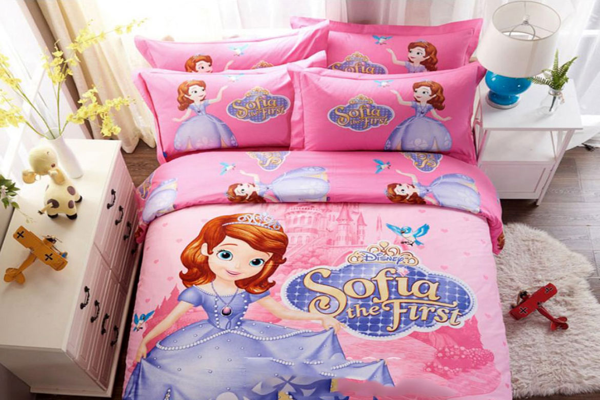 Với phòng ngủ bé gái, bạn nên ưu tiên chọn tông màu hồng với họa tiết công chúa